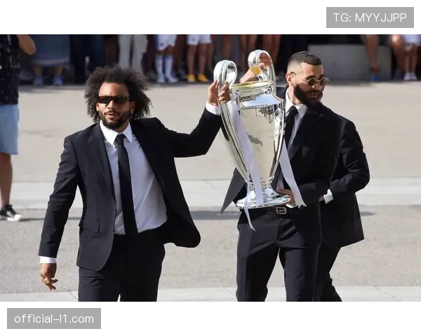 欧冠奖杯巡展抵达华沙，吸引超过五万波兰球迷参观